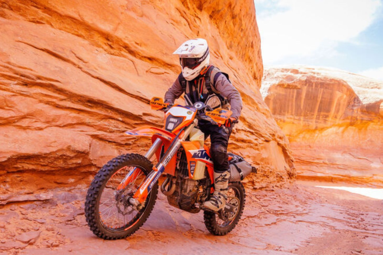 Motorcyclist riding with Cardo PACKTALK EDGE KTM