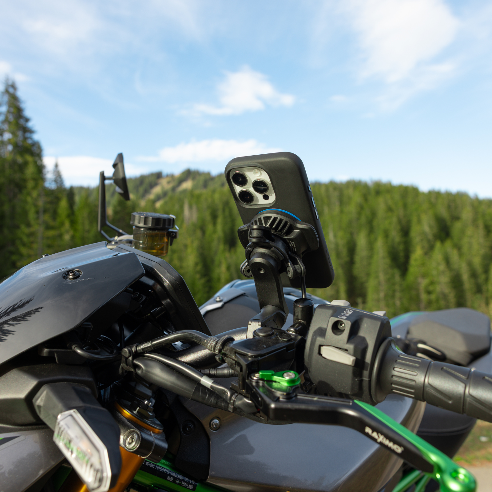 akuma motorcycle helmet charger Seamlessly integrate the Motorcycle USB Charger with any Quad Lock Moto Mount (Handlebar Helmet Magnetic Charging Cable General