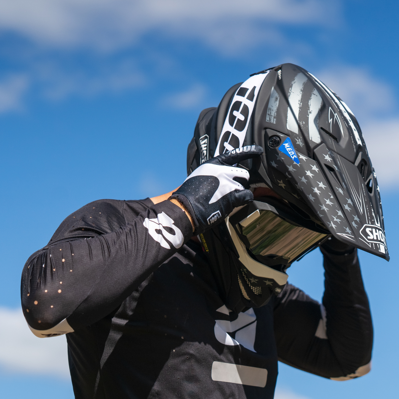 SHOEI VFX-EVO Faithful 2 - Helmet House